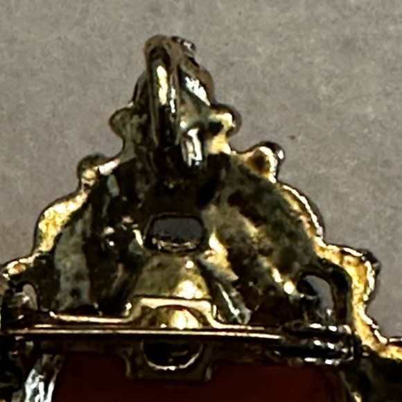 Vintage Gerrys Signed Cameo Coral Tone Antiqued Gold Tone Brooch Pendant - Picture 5 of 10